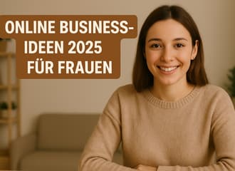 Eine selbstbewusste Frau sitzt an einem hellen Schreibtisch und lächelt. Im Hintergrund ist eine Pflanzen-Deko und ein Bücherregal und eine Sitzgelegenheit. Sie wirkt fokussiert, inspiriert und glücklich – bereit, ihr eigenes Online Business zu starten. Das Bild symbolisiert Motivation, Selbstbestimmung und den Beginn einer digitalen Selbstständigkeit in einem modernen, flexiblen Arbeitsumfeld. Auf dem Foto ist folgender Text zu sehen: Online Business-Ideen 2025 für Frauen

