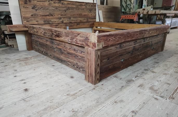 Altholzbett von Altholzmöbel Wilhelm. Bett aus Altholz.